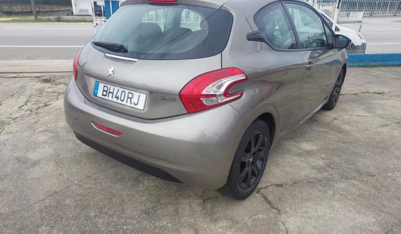 
								PEUGEOT 208 1.2 THP completo									